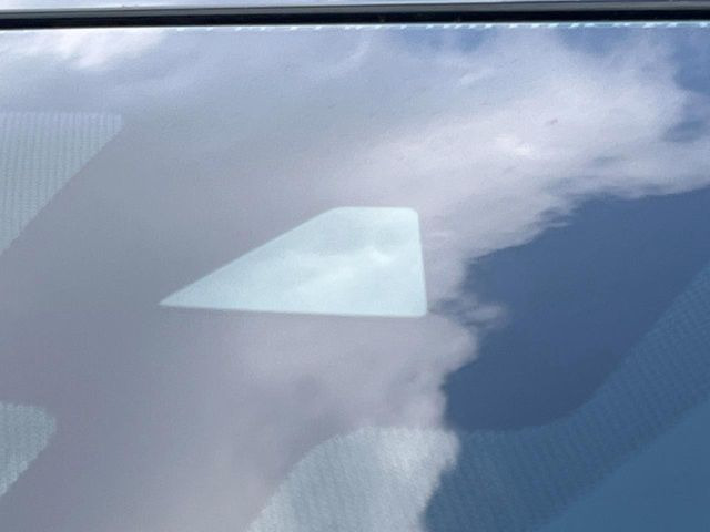 【インテリジェントエマージェンシーブレーキ】フロントカメラで前方の車両や歩行者を検知。衝突しそうな時は衝突被害軽減ブレーキが作動、衝突回避をサポート。より安全にドライブをお楽しみいただけます。