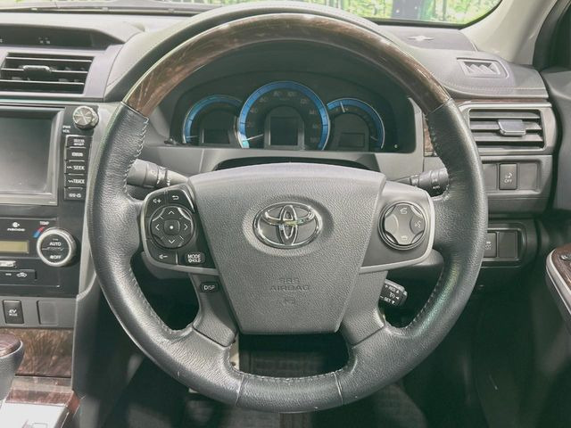 【ウッドコンビステアリング】高級感ある木目調パーツを採用した手に良く馴染むコンビハンドル。運転席廻りの雰囲気も一気に豪華になります!