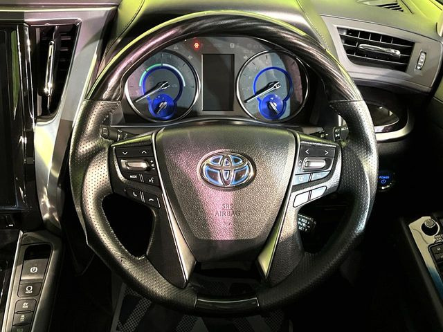 �C���e���A�ɍ��킹���f�U�C���̃X�e�A�����O�́A�^�]�������̂��Ƃ��l���A�^�]���₷���`��A�傫���ł��B�����x�A���ۂɐG���Ă��m���߂��������B