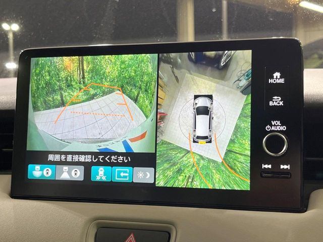 【マルチビューカメラシステム】専用のカメラにより、上から見下ろしたような視点で360度クルマの周囲を確認することができます☆死角部分も確認しやすく、狭い場所での切り返しや駐車もスムーズに行えます。