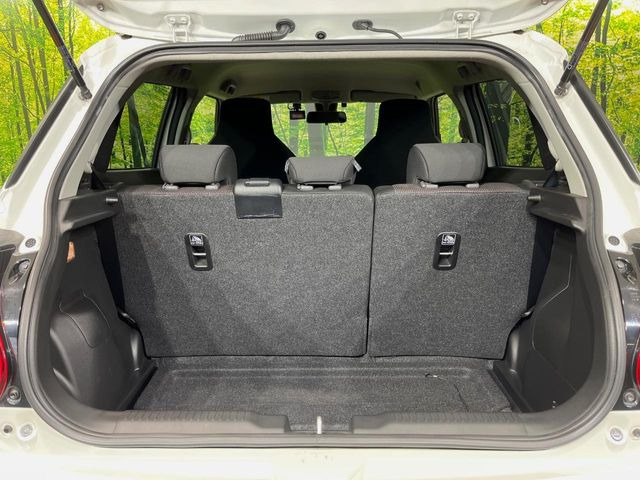 ���i�̂���������ʋ΁A���}���ɏ\���ȉ׎��X�y�[�X���m�ۂ��Ă���܂��B�Z�J���h�V�[�g��|���ƁA�傫�ȉו��̐ύڂ��\�ł���