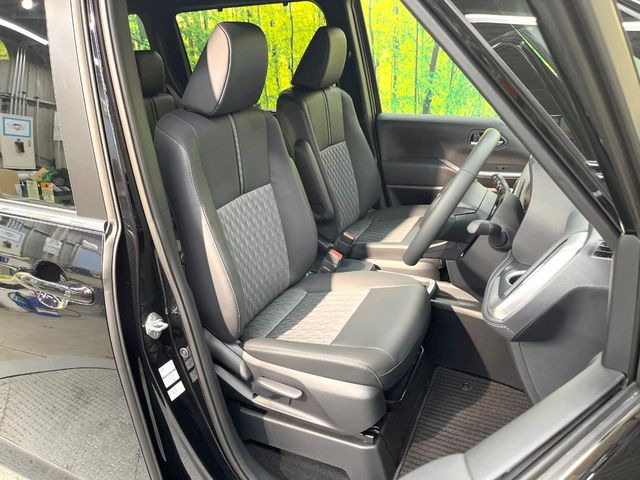 運転席シート廻りは使用感も少なく、良好な状態となっています。前オーナー様が丁寧に使っていたことがよくわかりますね。