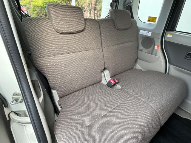 後部座席も気になるようなキズ・汚れやへたり等、大きなダメージはなく、良好な状態です。