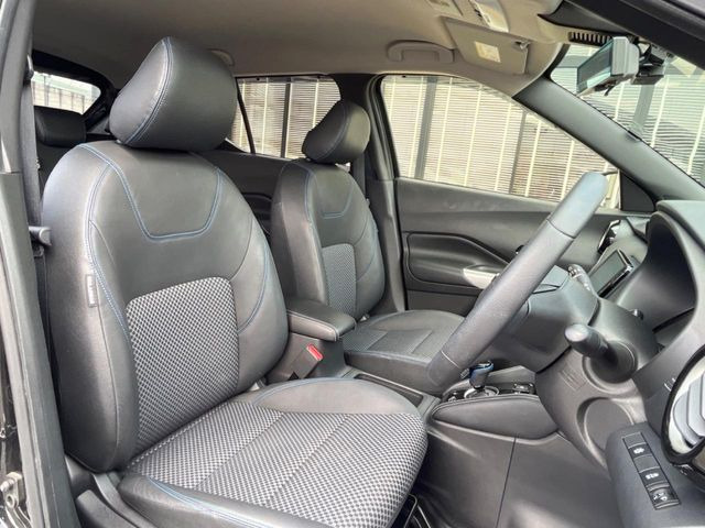 【合皮ハーフレザーシート】高級感と座り心地を両立した人気のシート♪背面・座面のファブリック素材は、通気性の良さや滑りにくさに優れています。気温や服装に左右されず快適にお乗りいただけます。