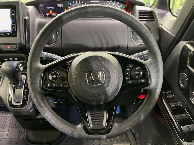 �C���e���A�ɍ��킹���f�U�C���̃X�e�A�����O�́A�^�]�������̂��Ƃ��l���A�^�]���₷���`��A�傫���ł��B�����x�A���ۂɐG���Ă��m���߂��������B