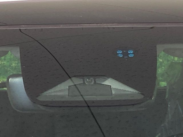 【ホンダセンシング】走行中に前方の車両等を認識し、衝突しそうな時は警報とブレーキで衝突回避と被害軽減をアシスト。より安全にドライブをお楽しみいただけます。