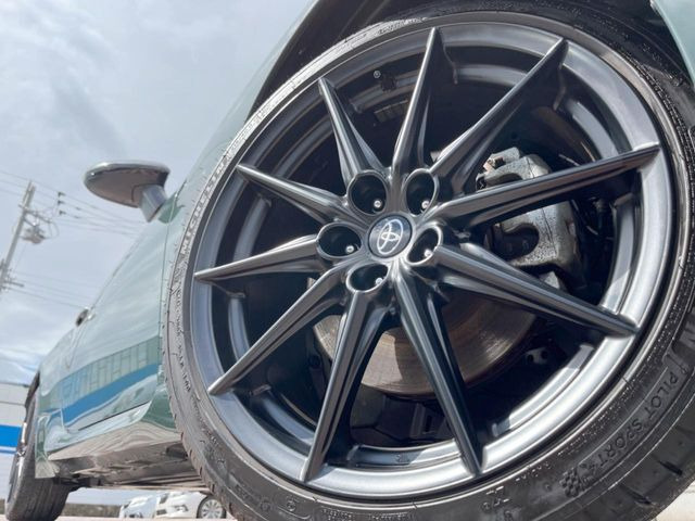 �y����18�C���`�A���~�z�C�[���z�O�ςɃ}�b�`���������A���~�z�C�[���𑕒����Ă���܂��B�e��ЊO�A���~�z�C�[����A�X�^�b�h���X�^�C�����戵�����Ă���܂��B���񂲑��k����������