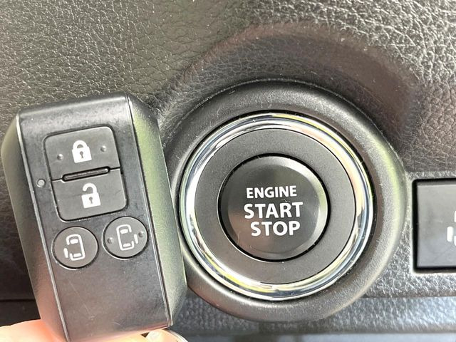【キーレススタートシステム】カバンやポケットに入れたままでもドアの施錠・解錠が可能なスマートキーを装備。エンジンのオン・オフ時もカギを取り出す必要が無いからとっても便利です♪
