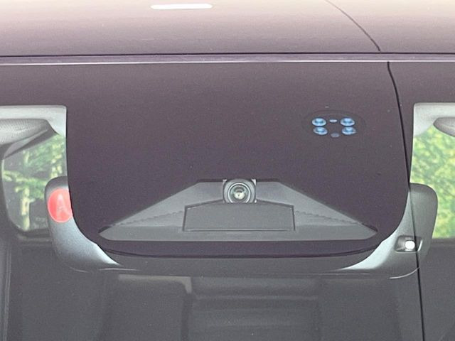 【ホンダセンシング】走行中に前方の車両等を認識し、衝突しそうな時は警報とブレーキで衝突回避と被害軽減をアシスト。より安全にドライブをお楽しみいただけます。