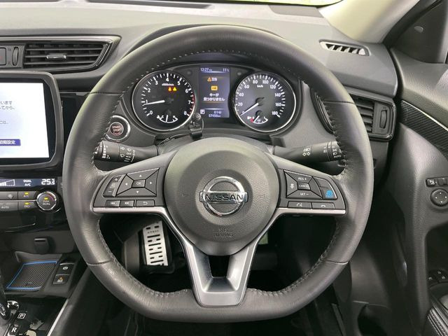 �C���e���A�ɍ��킹���f�U�C���̃X�e�A�����O�́A�^�]�������̂��Ƃ��l���A�^�]���₷���`��A�傫���ł��B�����x�A���ۂɐG���Ă��m���߂��������B