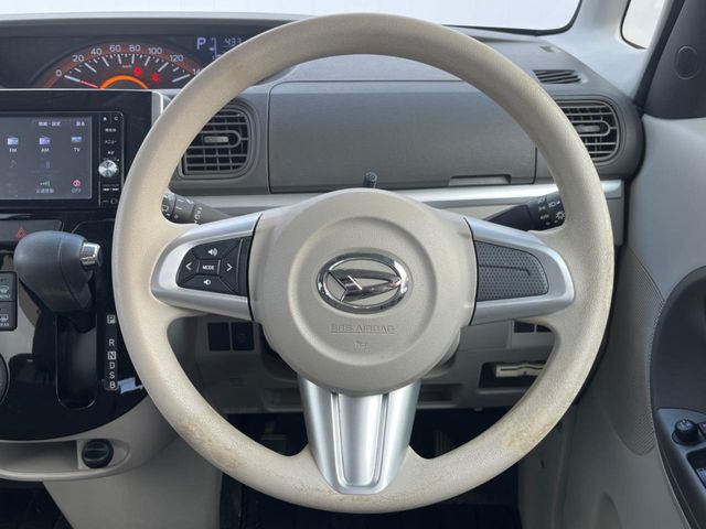 インテリアに合わせたデザインのステアリングは、運転される方のことも考え、運転しやすい形状、大きさです。是非一度、実際に触ってお確かめください。