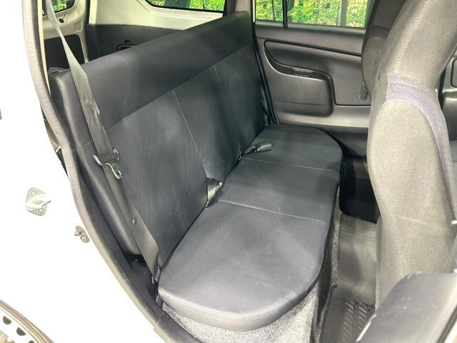 後部座席も気になるようなキズ・汚れやへたり等、大きなダメージはなく、良好な状態です。