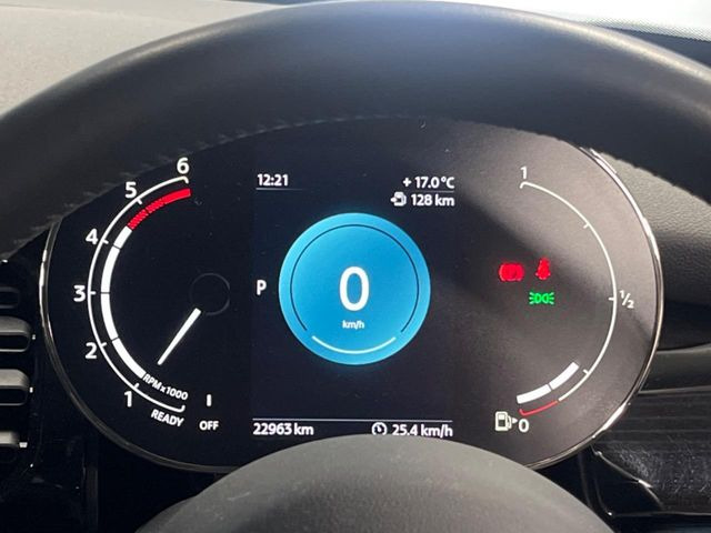 ���t���f�W�^�����[�^�[:�S�̂��t���p�l���ƂȂ��Ă����i�I�ȃ��[�^�[�p�l���B�ʏ�̃X�s�[�h���[�^�[�Ƃ��Ă̋@�\�͂������A�I�[�f�B�I�@�\�̊m�F�E������ł��A�^�]�ɏW�����₷���Ȃ��Ă���܂��B