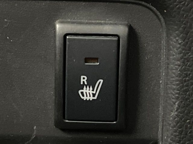 【シートヒーター】寒い日に重宝するシートヒーター!エアコンより早く温まってくれるので寒がりの人も安心ですね♪エアコンの温風は乾燥するから苦手、という方にもをおすすめです。