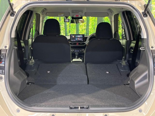 ���i�̂���������ʋ΁A���}���ɏ\���ȉ׎��X�y�[�X���m�ۂ��Ă���܂��B�Z�J���h�V�[�g��|���ƁA�傫�ȉו��̐ύڂ��\�ł���