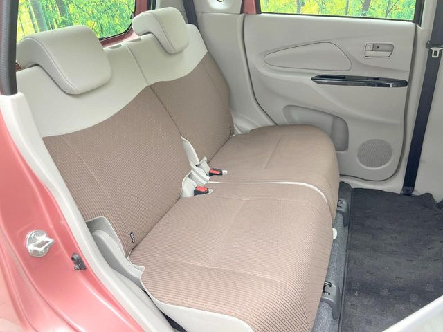 後部座席も気になるようなキズ・汚れやへたり等、大きなダメージはなく、良好な状態です。