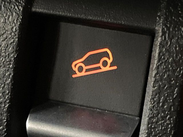 【ダウンヒルアシスト】急な坂道を下るときに自動でブレーキを制御、一定の低速度を保ちます。雪道や悪路など滑りやすい路面の下り坂でもタイヤがロックしないから安心!ハンドル操作に集中できます!