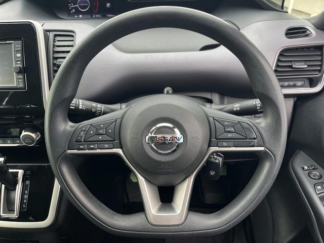 �C���e���A�ɍ��킹���f�U�C���̃X�e�A�����O�́A�^�]�������̂��Ƃ��l���A�^�]���₷���`��A�傫���ł��B�����x�A���ۂɐG���Ă��m���߂��������B