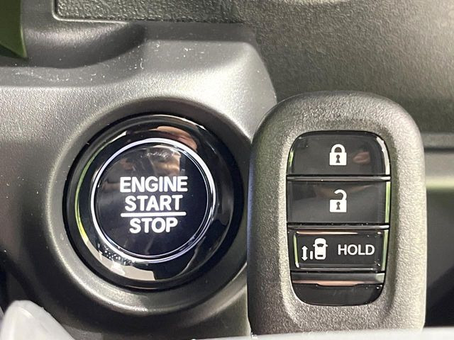 【Hondaスマートキー】カバンやポケットに入れたままでもドアの施錠・解錠が可能なスマートキーを装備。エンジンのオン・オフ時もカギを取り出す必要が無いからとっても便利です♪