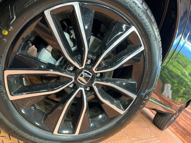 �y����18�C���`�A���~�z�C�[���z�O�ςɃ}�b�`���������A���~�z�C�[���𑕒����Ă���܂��B�e��ЊO�A���~�z�C�[����A�X�^�b�h���X�^�C�����戵�����Ă���܂��B���񂲑��k����������