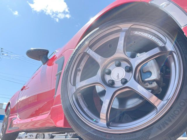 �yADOVANRacing18�C���`�A���~�z�C�[���z�O�ςɃ}�b�`�����A���~�z�C�[���𑕒����Ă���܂��B�e��A���~�z�C�[����A�X�^�b�h���X�^�C�����戵�����Ă���܂��B���񂲑��k����������