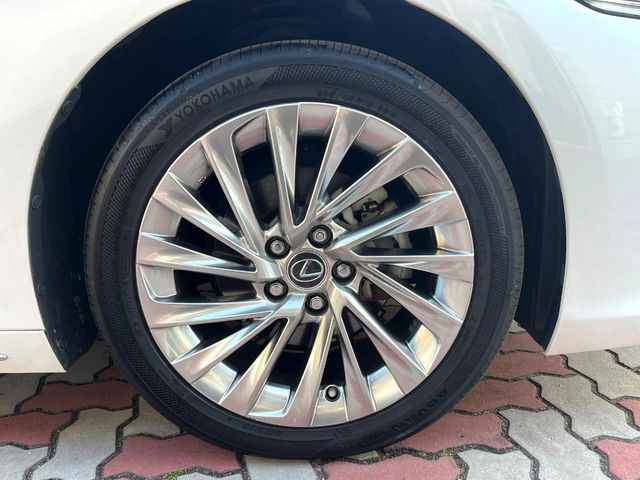 �y����18�C���`�A���~�z�C�[���z�O�ςɃ}�b�`���������A���~�z�C�[���𑕒����Ă���܂��B�e��ЊO�A���~�z�C�[����A�X�^�b�h���X�^�C�����戵�����Ă���܂��B���񂲑��k����������