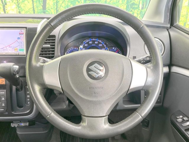 �C���e���A�ɍ��킹���f�U�C���̃X�e�A�����O�́A�^�]�������̂��Ƃ��l���A�^�]���₷���`��A�傫���ł��B�����x�A���ۂɐG���Ă��m���߂��������B