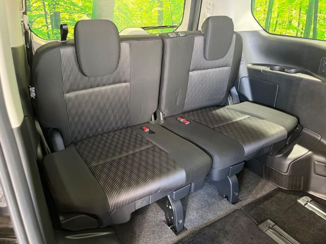 3列目シートはもちろん状態良好☆大人でもゆったりと座って頂けますので、大人数でのお出かけもラクラクです♪ご家族で、気の知れた仲間で、ドライブに行くのが楽しみですね♪