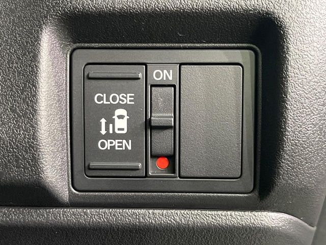 �y�����X���C�h�h�A�z���ԏ�ŗׂ̎ԂƂ̊Ԋu���������ɂ������A�X���C�h�h�A�Ȃ���S!�h�A�I�[�v������������炸�A�J�������L���̂ŏ��~�肪�Ƃ��Ă��ȒP�ł��B�傫�ȉו��̏o���������Ȃ���\��