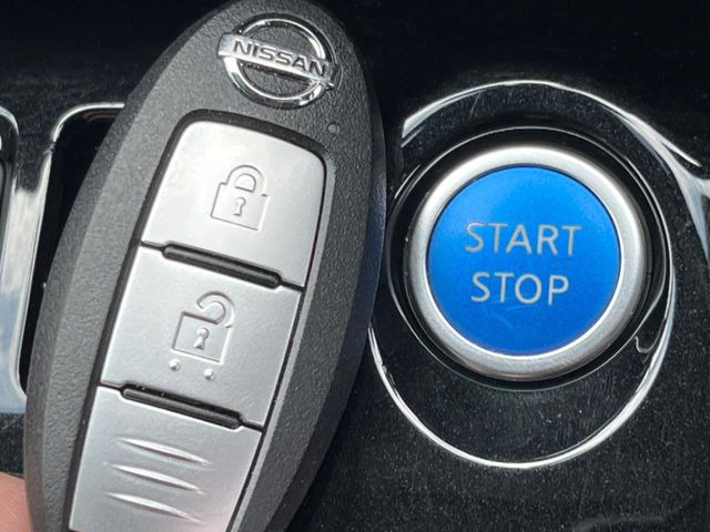 【インテリジェントキー】カバンやポケットに入れたままでもドアの施錠・解錠が可能なスマートキーを装備。エンジンのオン・オフ時もカギを取り出す必要が無いからとっても便利です♪