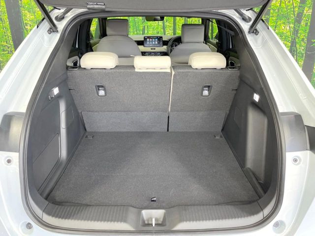 普段のお買い物や通勤、送迎等に十分な荷室スペースを確保しております。セカンドシートを倒すと、大きな荷物の積載も可能です♪