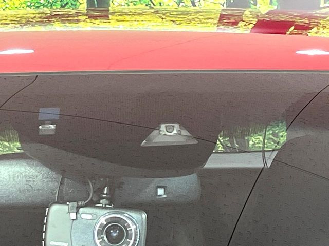 �y�z���_�Z���V���O�z���s���ɑO���̎ԗ�����F�����A�Փ˂������Ȏ��͌x��ƃu���[�L�ŏՓˉ���Ɣ�Q�y�����A�V�X�g�B�����S�Ƀh���C�u�����y���݂��������܂��B