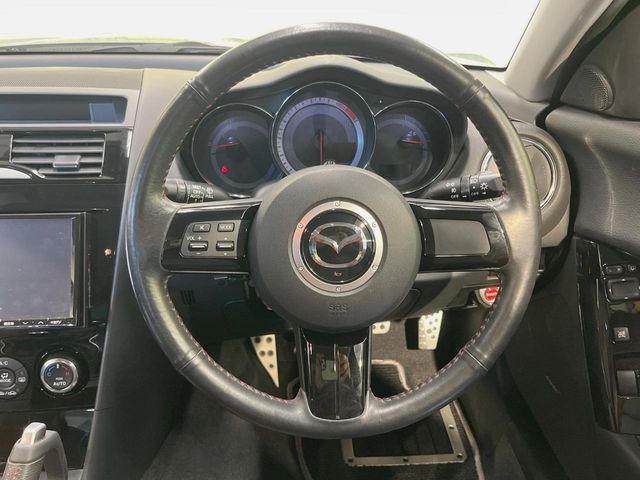 【純正革巻きステアリング】上質な革を使用することで、手にしっかり馴染みとても運転しやすいハンドルです♪