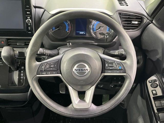 �C���e���A�ɍ��킹���f�U�C���̃X�e�A�����O�́A�^�]�������̂��Ƃ��l���A�^�]���₷���`��A�傫���ł��B�����x�A���ۂɐG���Ă��m���߂��������B