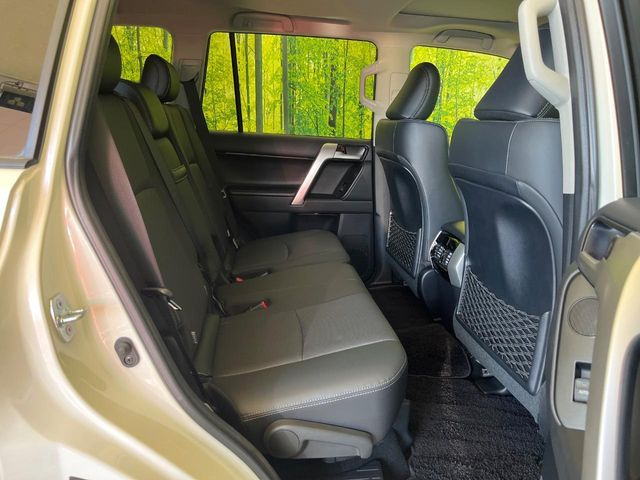 後部座席も気になるようなキズ・汚れやへたり等、大きなダメージはなく、良好な状態です。