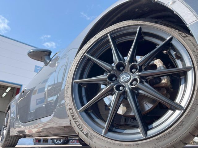 �y����18�C���`�A���~�z�C�[���z�O�ςɃ}�b�`���������A���~�z�C�[���𑕒����Ă���܂��B�e��ЊO�A���~�z�C�[����A�X�^�b�h���X�^�C�����戵�����Ă���܂��B���񂲑��k����������