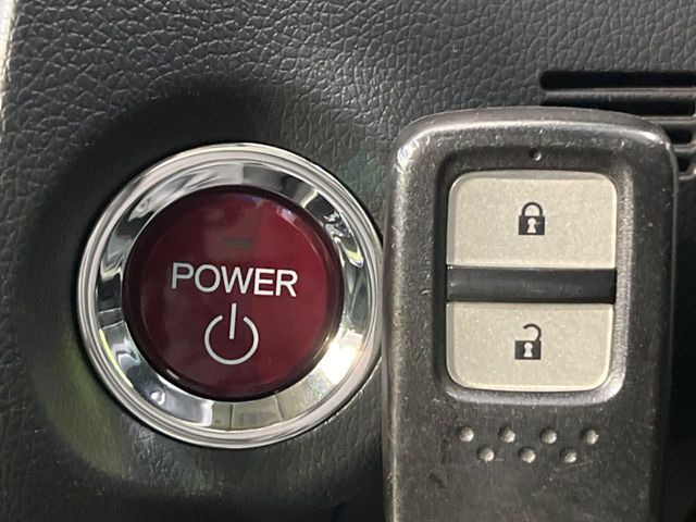 �yHonda�X�}�[�g�L�[�z�J�o����|�P�b�g�ɓ��ꂽ�܂܂ł��h�A�̎{���E�������\�ȃX�}�[�g�L�[�𑕔��B�G���W���̃I���E�I�t�����J�M�����o���K�v����������Ƃ��Ă��֗��ł���