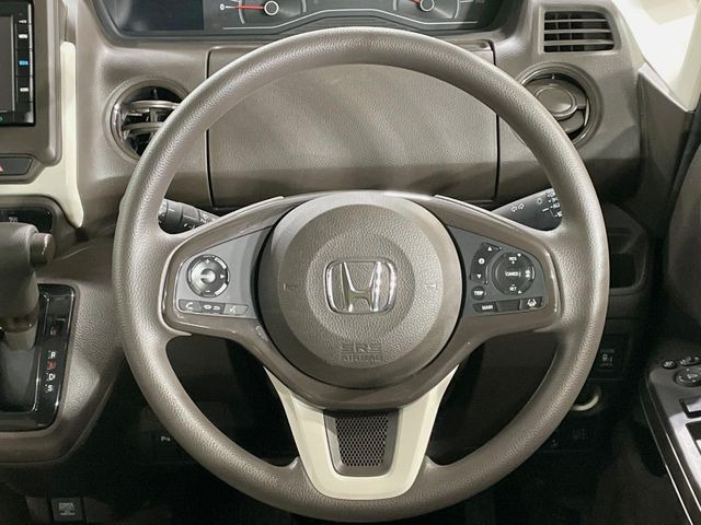 �C���e���A�ɍ��킹���f�U�C���̃X�e�A�����O�́A�^�]�������̂��Ƃ��l���A�^�]���₷���`��A�傫���ł��B�����x�A���ۂɐG���Ă��m���߂��������B