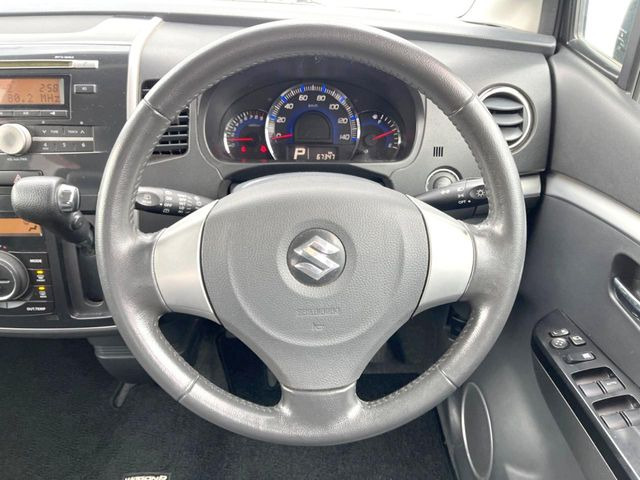 �y�����v�����X�e�A�����O�z�㎿�Ȋv���g�p���邱�ƂŁA��ɂ����������݂ƂĂ��^�]���₷���n���h���ł���