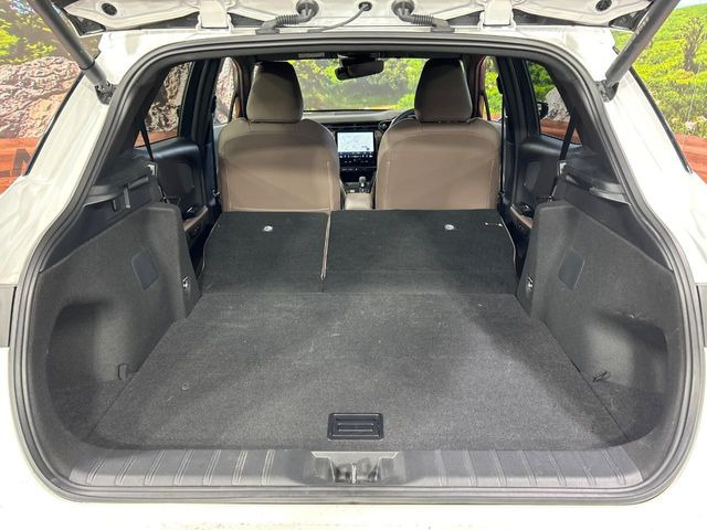 ���i�̂���������ʋ΁A���}���ɏ\���ȉ׎��X�y�[�X���m�ۂ��Ă���܂��B�Z�J���h�V�[�g��|���ƁA�傫�ȉו��̐ύڂ��\�ł���