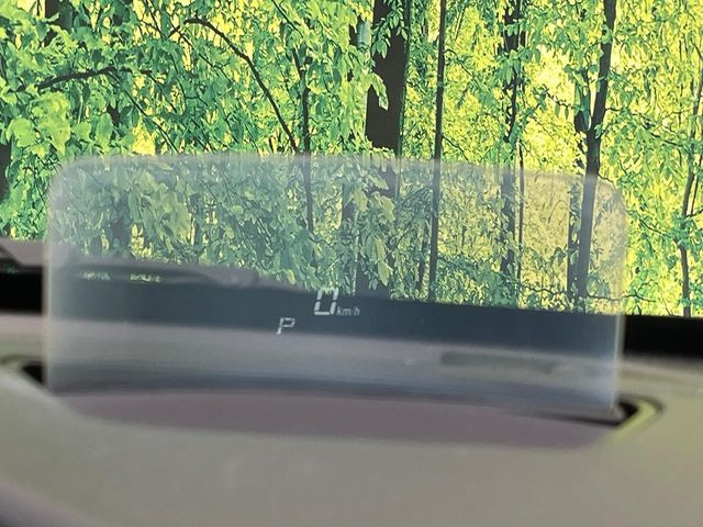 【ヘッドアップディスプレイ】現在の速度や走行情報をデジタル表示で運転席前方のガラスに投影!運転中、目線をずらさず必要な情報を確認できるのでとっても便利で安心!