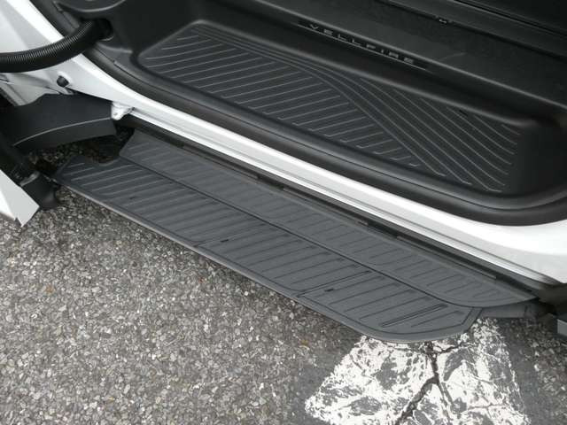 左右ユニバーサルステップ搭載!乗り降りも更に楽々♪