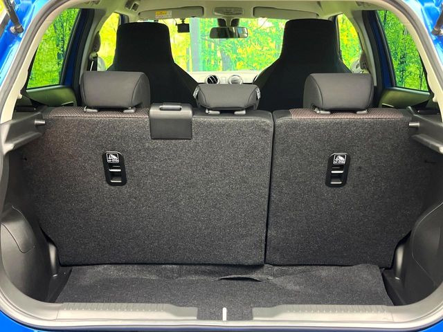 ���i�̂���������ʋ΁A���}���ɏ\���ȉ׎��X�y�[�X���m�ۂ��Ă���܂��B�Z�J���h�V�[�g��|���ƁA�傫�ȉו��̐ύڂ��\�ł���