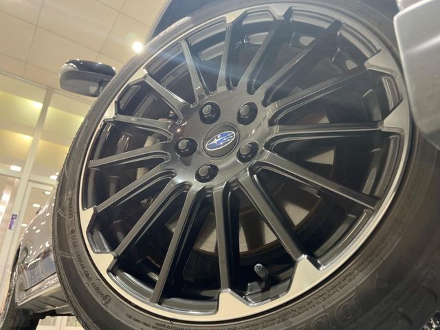 �y����18�C���`�A���~�z�C�[���z�O�ςɃ}�b�`���������A���~�z�C�[���𑕒����Ă���܂��B�e��ЊO�A���~�z�C�[����A�X�^�b�h���X�^�C�����戵�����Ă���܂��B���񂲑��k����������