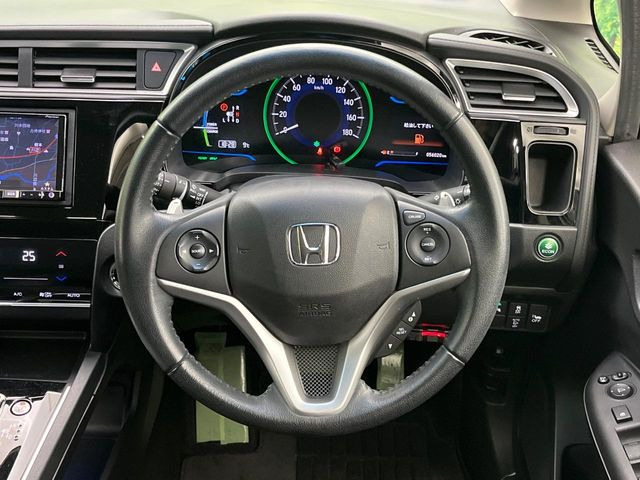 �C���e���A�ɍ��킹���f�U�C���̃X�e�A�����O�́A�^�]�������̂��Ƃ��l���A�^�]���₷���`��A�傫���ł��B�����x�A���ۂɐG���Ă��m���߂��������B