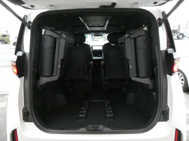 ラゲッジスペースの間口も広々♪普段のお買い物に、レジャーに、お仕事にも大活躍の1台です♪高さもあって大きい荷物も運んでくれる頼れるパートナーですね♪