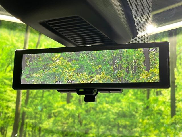 【インテリジェントルームミラー】後席の大きな荷物や同乗者で後方が確認しづらい時でも安心!カメラが撮影した車両後方の映像をルームミラー内に表示。クリアな視界で状況の確認が可能です!