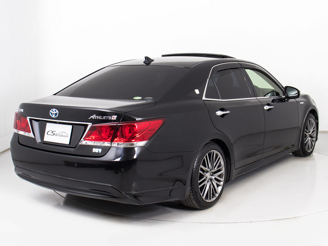 個性的なリアビューで御座います。精悍な佇まいは高級車ならではです。