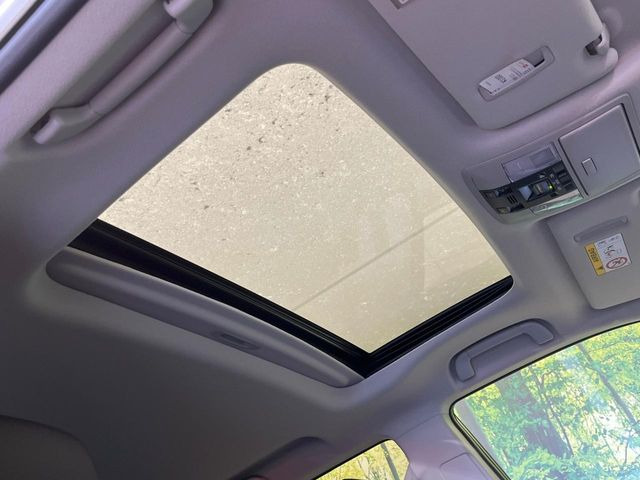 【サンルーフ】開放感たっぷりの希少装備、サンルーフが装着されています!車内に明かりを取り入れたり景色を楽しむ以外にも、車内の空気も簡単に換気できて快適です!