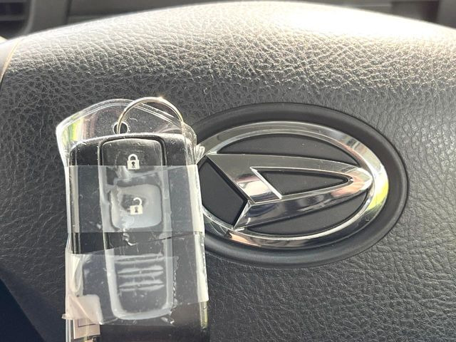 【キーフリーシステム】カバンやポケットに入れたままでもドアの施錠・解錠が可能なスマートキーを装備。エンジンのオン・オフ時もカギを取り出す必要が無いからとっても便利です♪